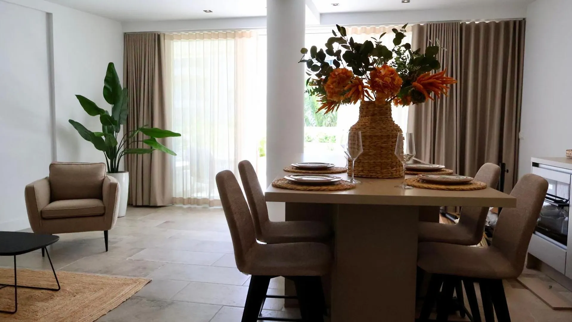 One Mambo Number 12 Beach Apartment Willemstad